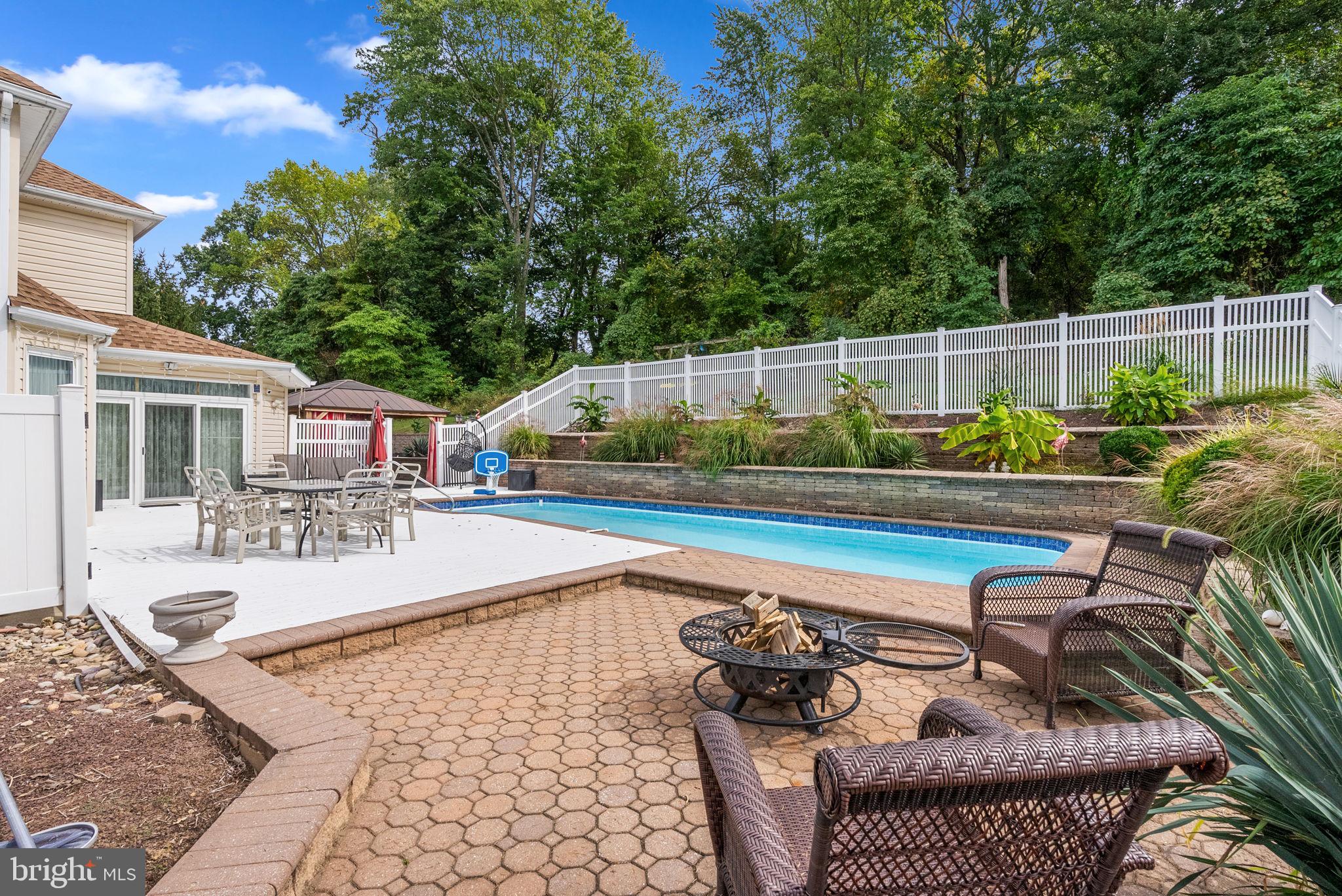 HOLLAND MEADOWS - Residential