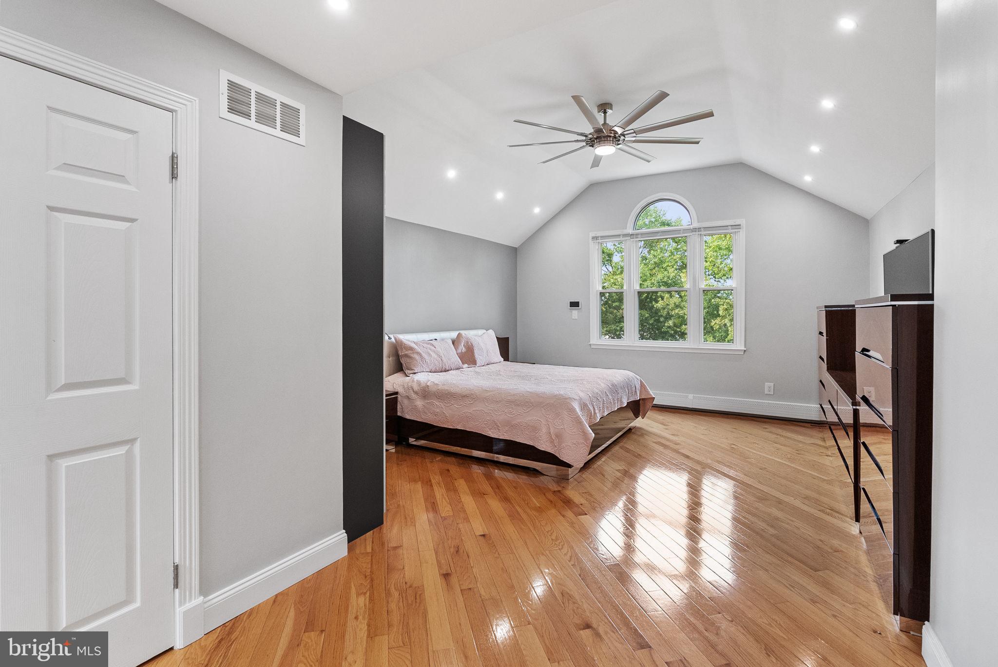 HOLLAND MEADOWS - Residential