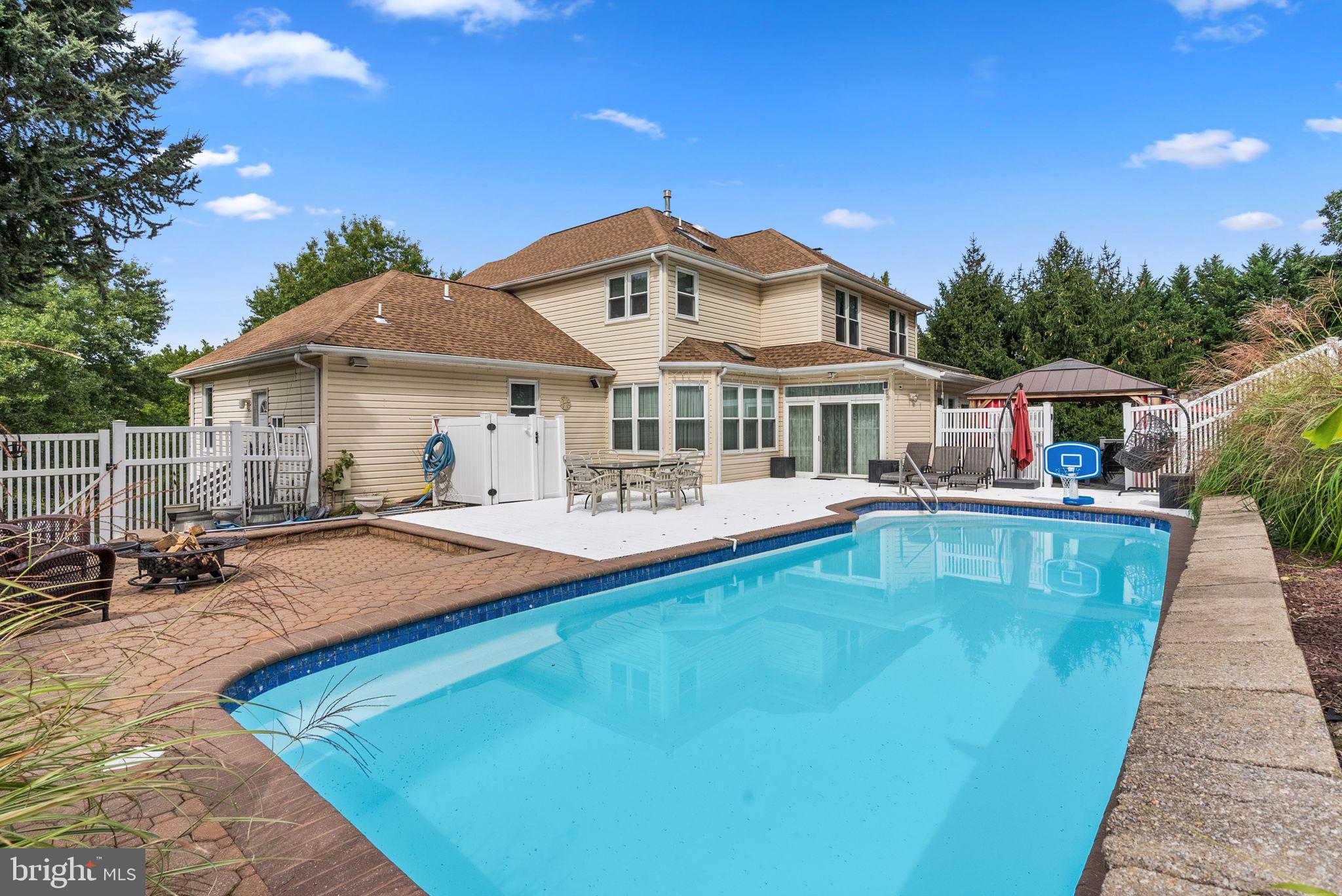 HOLLAND MEADOWS - Residential