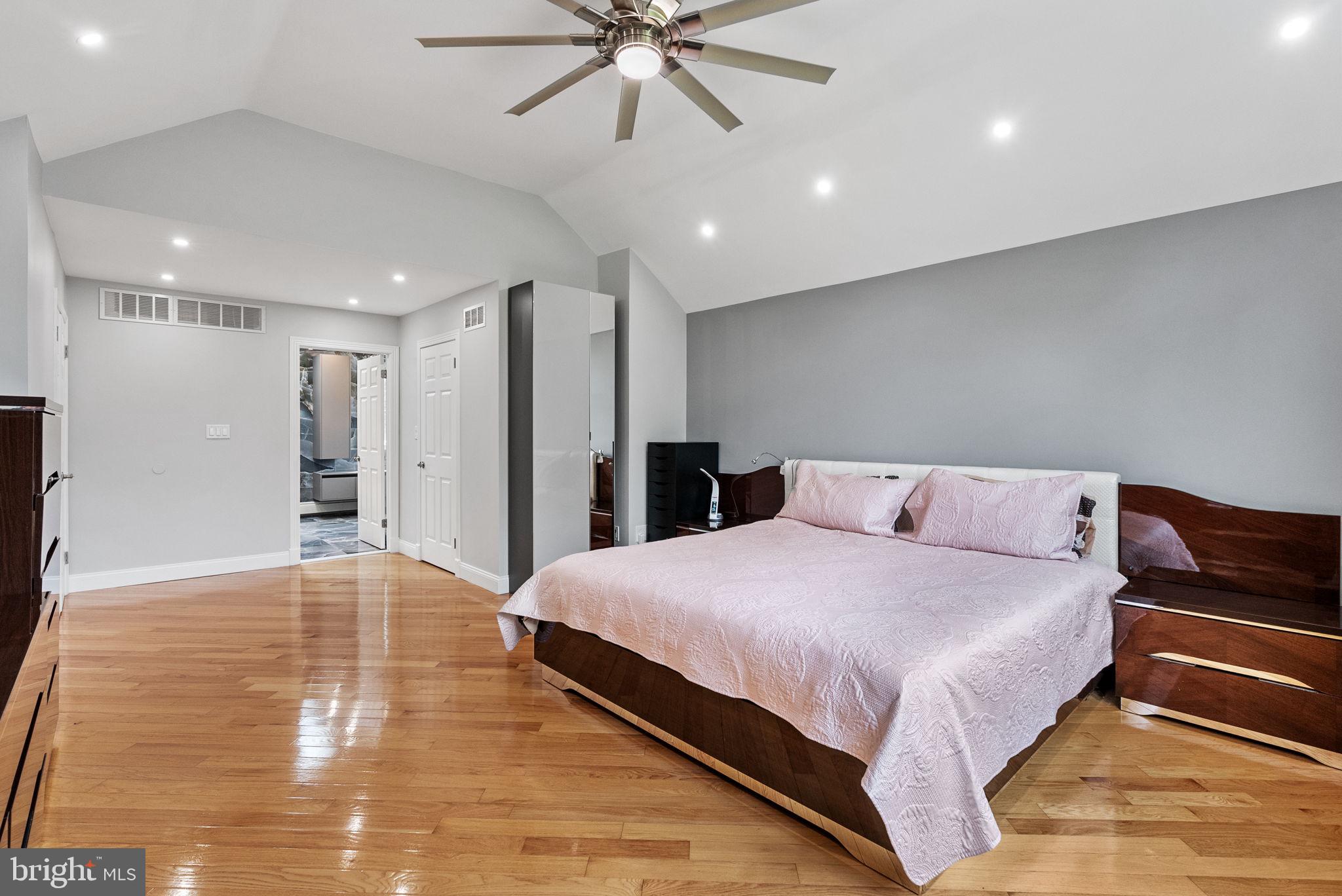 HOLLAND MEADOWS - Residential