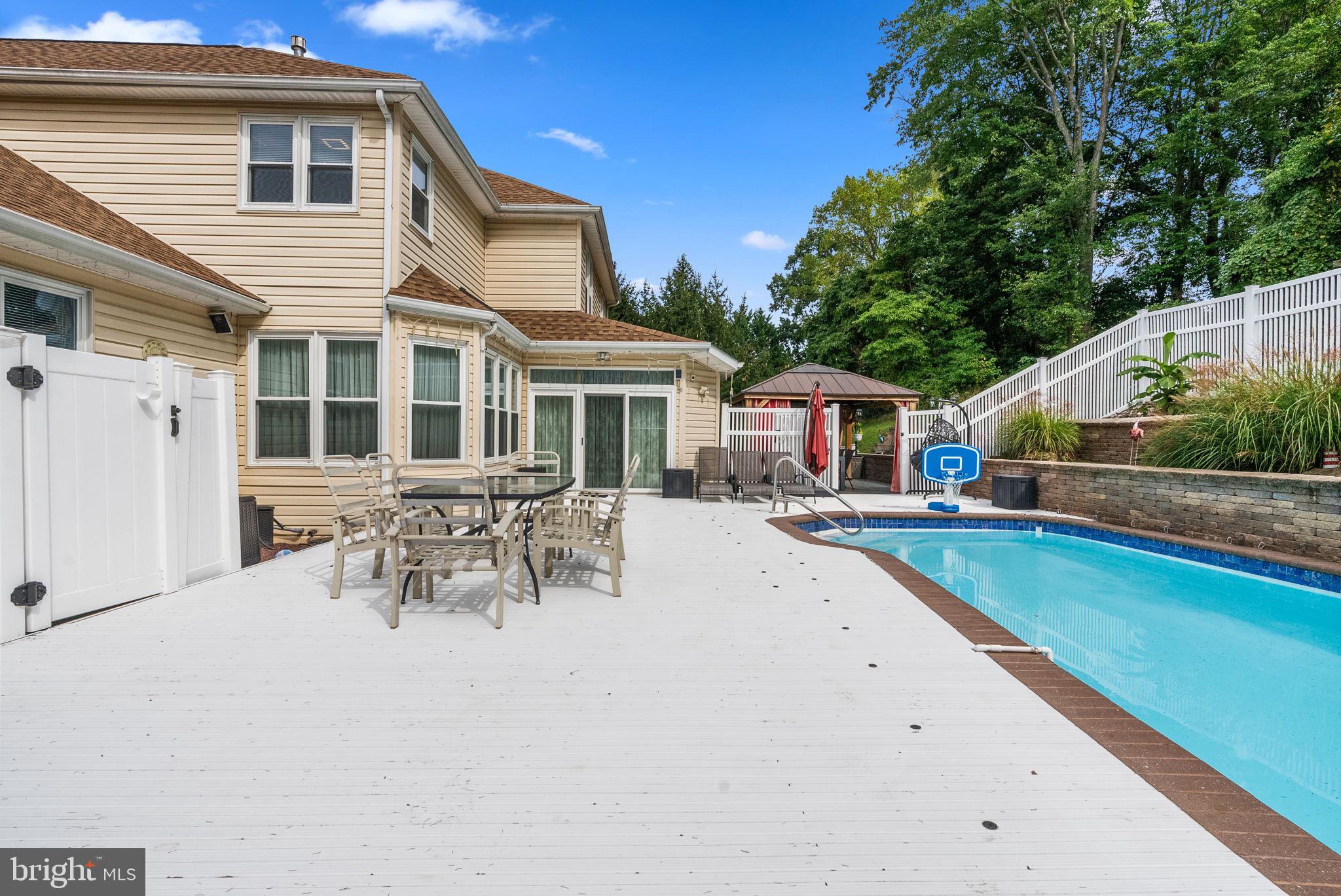 HOLLAND MEADOWS - Residential