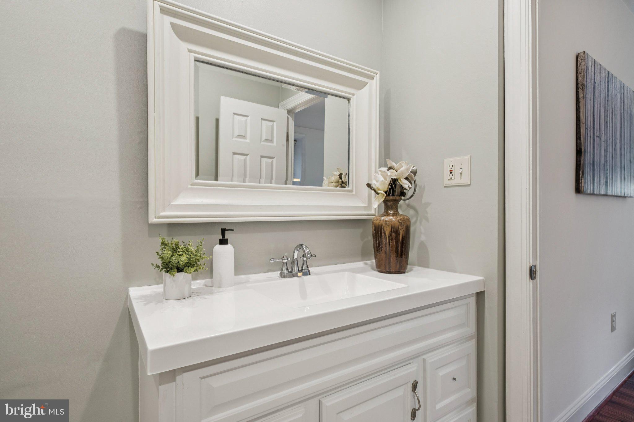 QUEEN VILLAGE - Residential