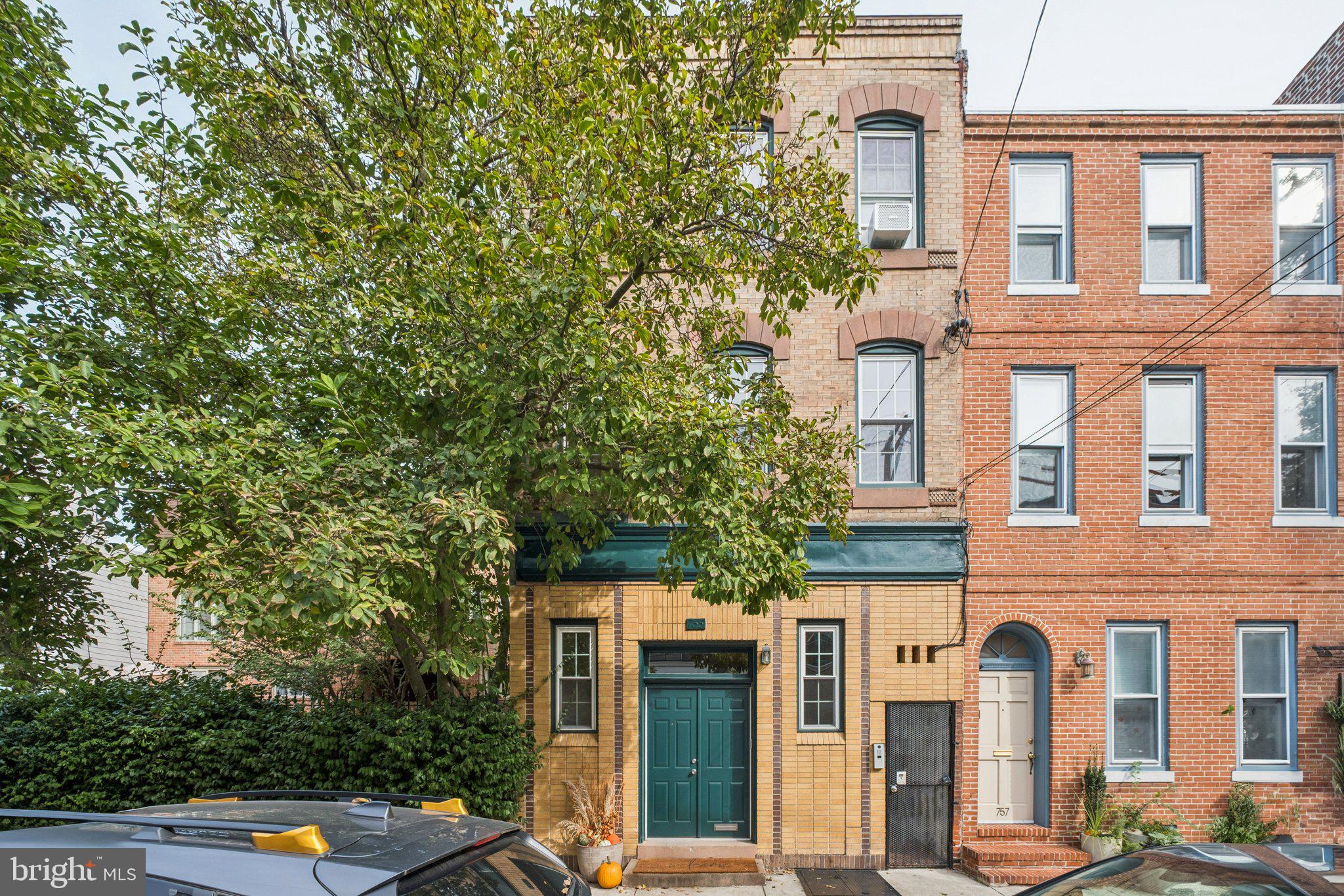 QUEEN VILLAGE - Residential