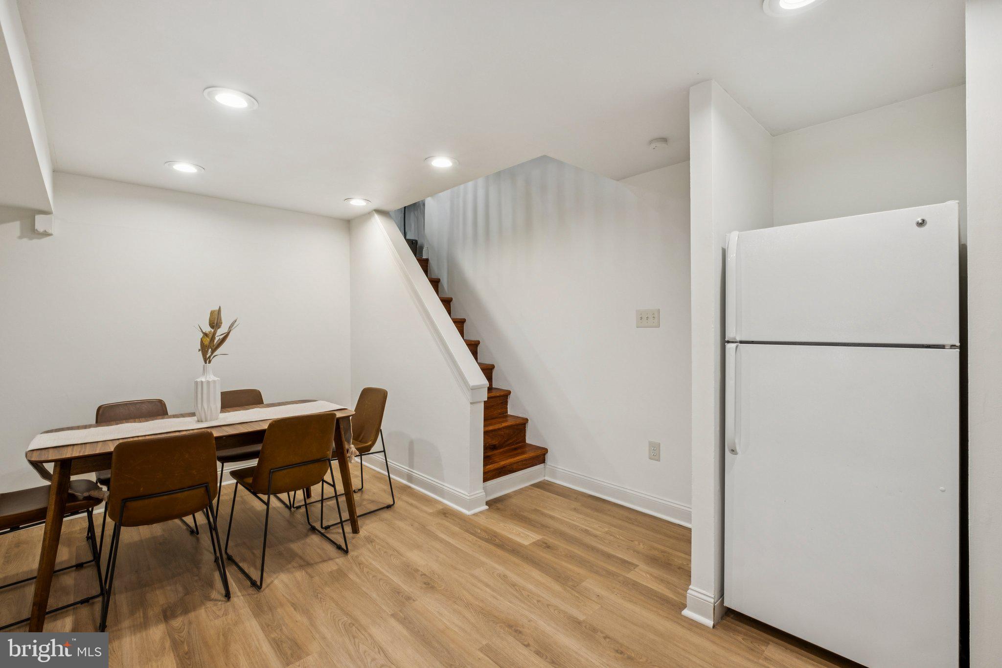 QUEEN VILLAGE - Residential