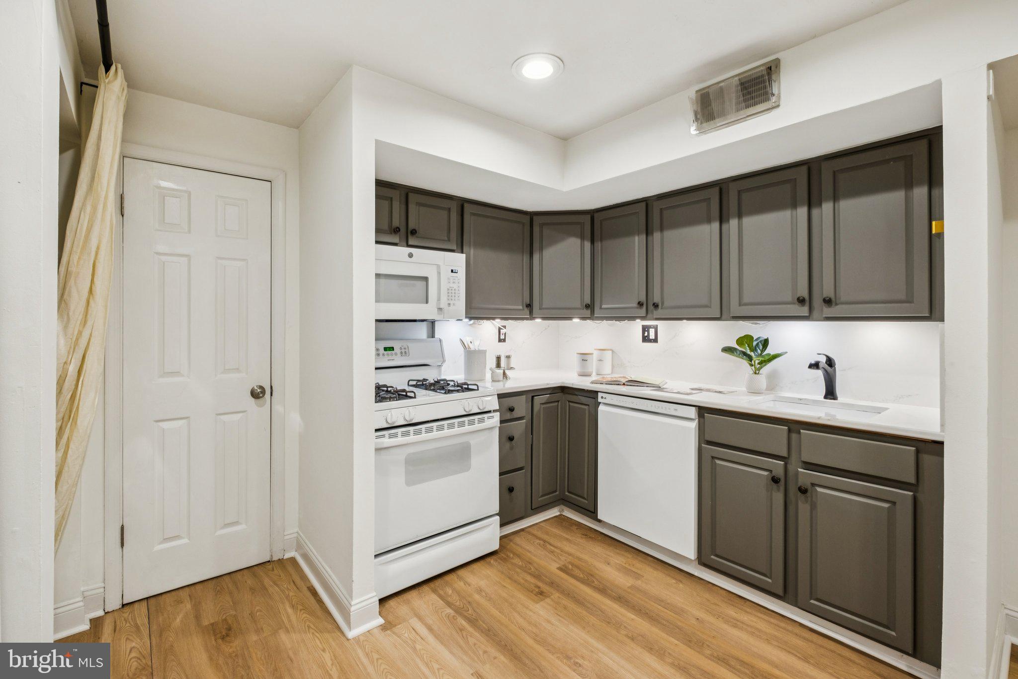 QUEEN VILLAGE - Residential