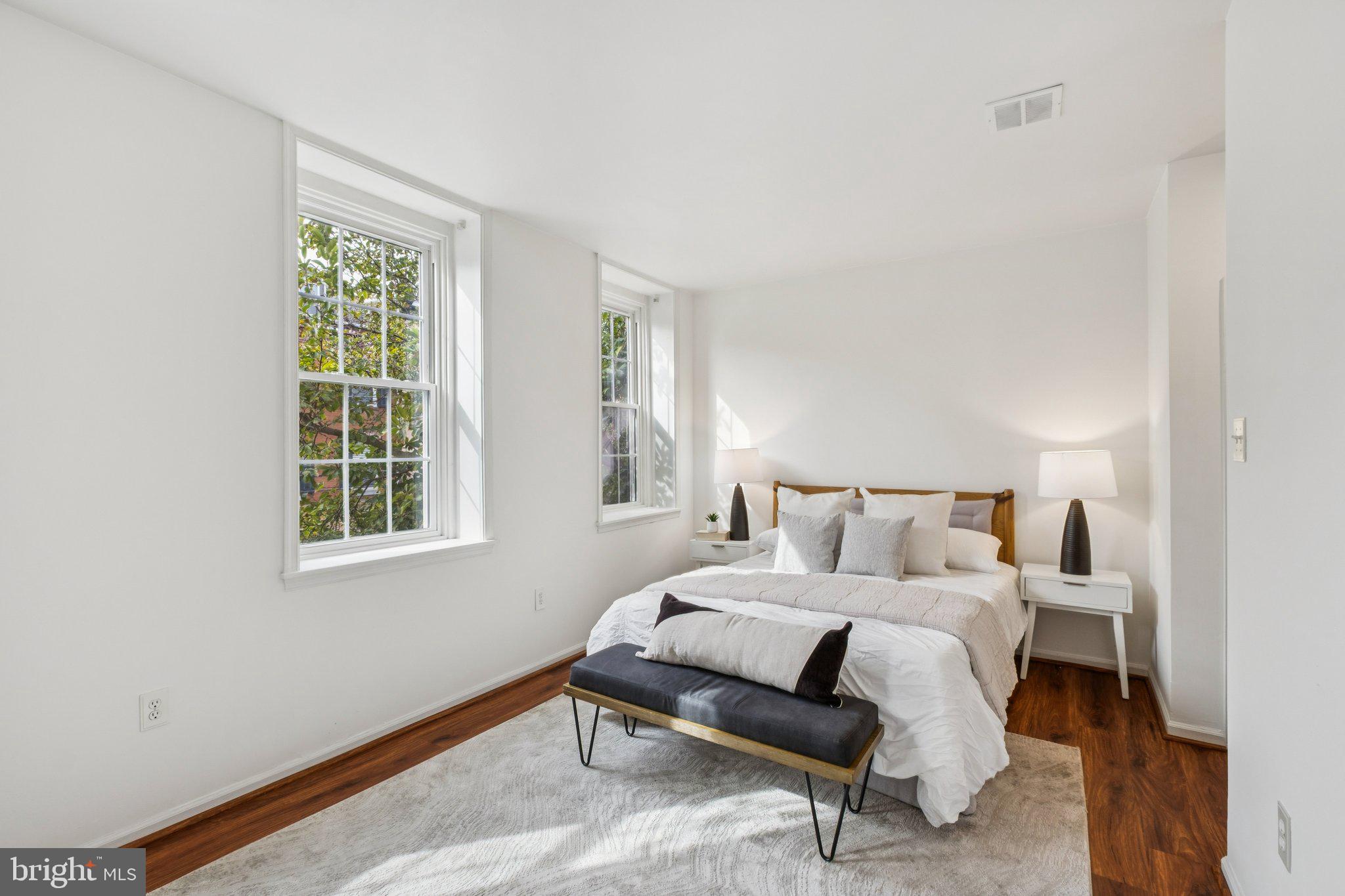 QUEEN VILLAGE - Residential