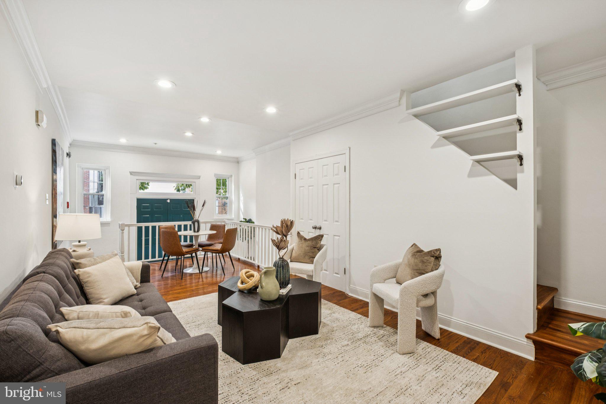 QUEEN VILLAGE - Residential