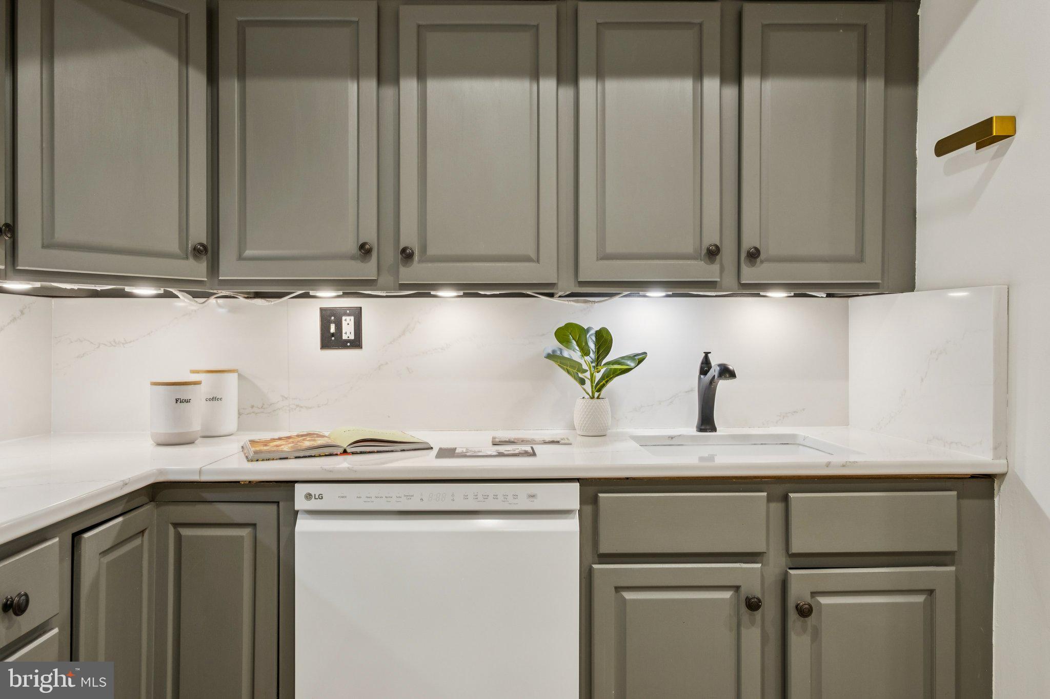 QUEEN VILLAGE - Residential