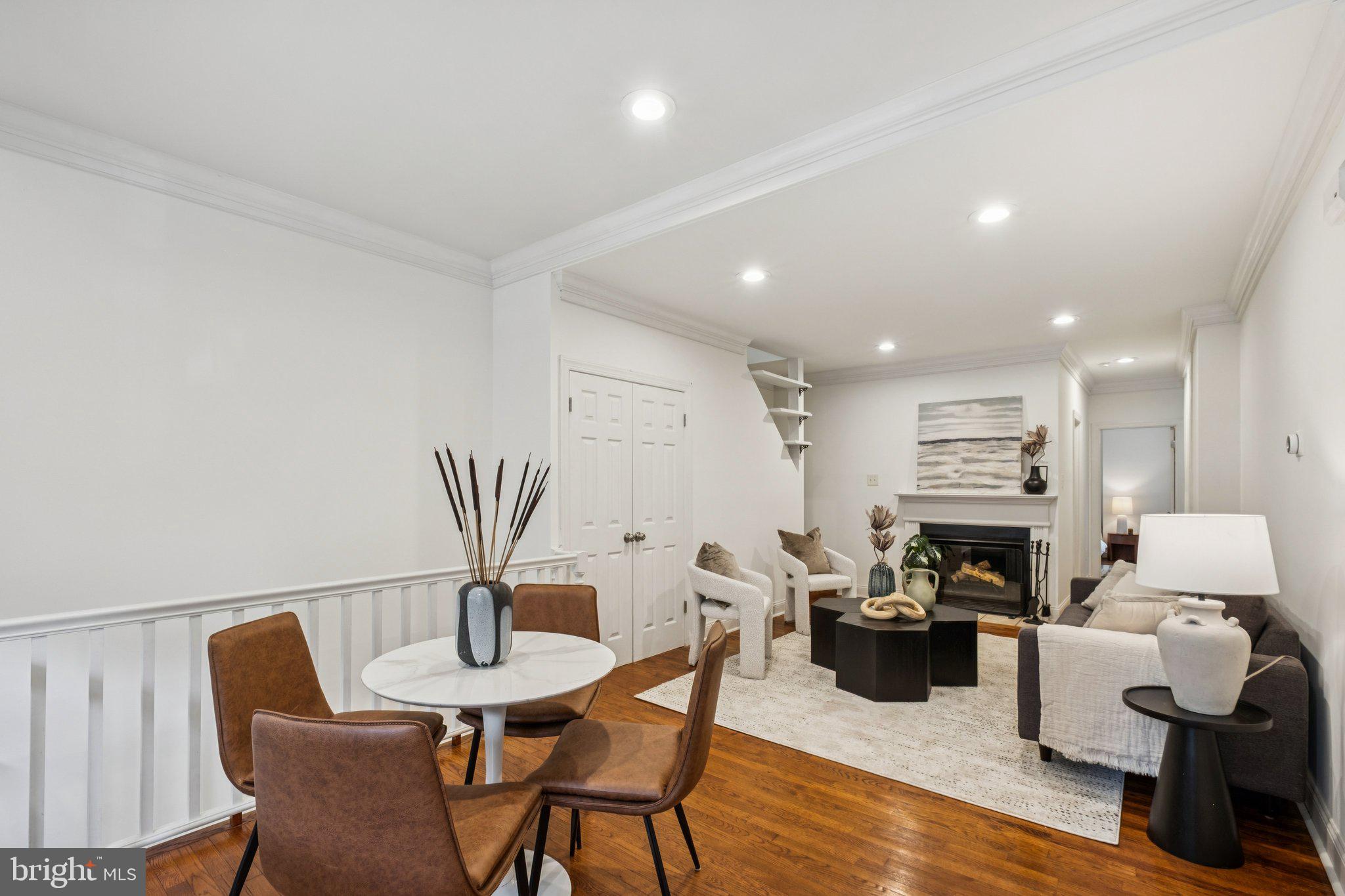 QUEEN VILLAGE - Residential