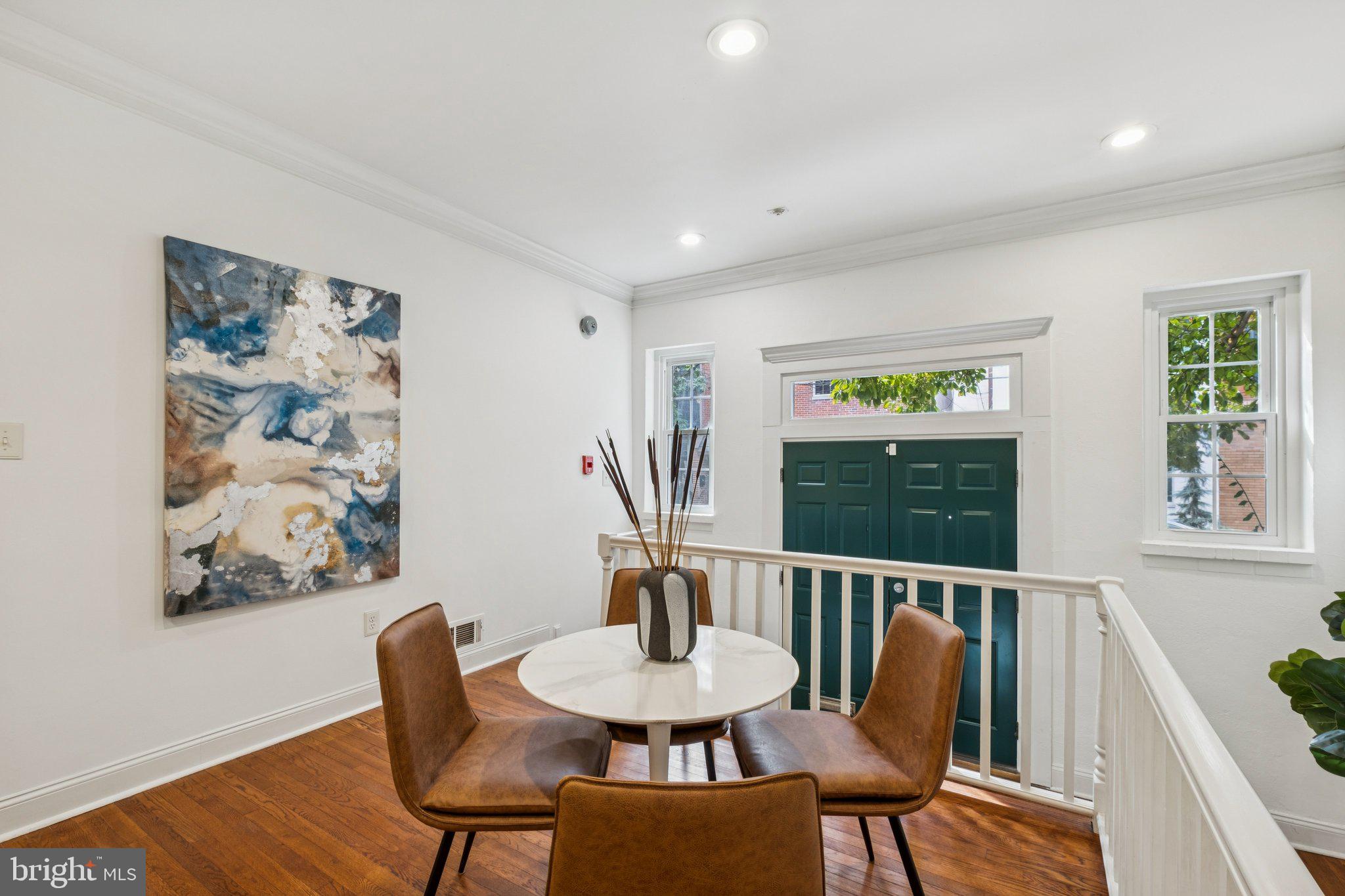 QUEEN VILLAGE - Residential