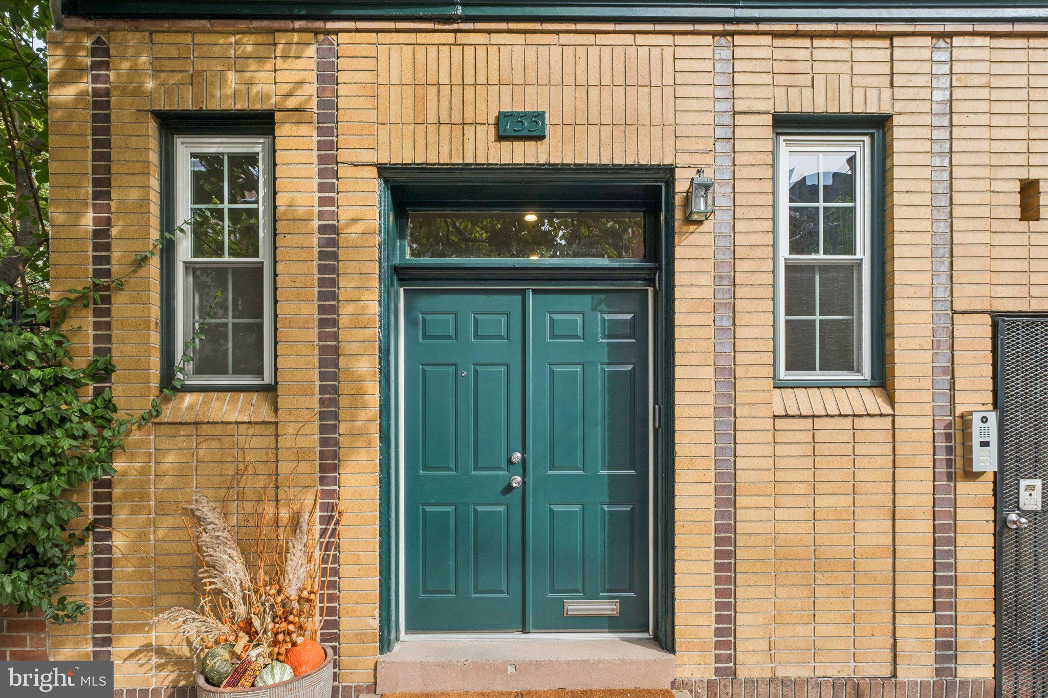 QUEEN VILLAGE - Residential