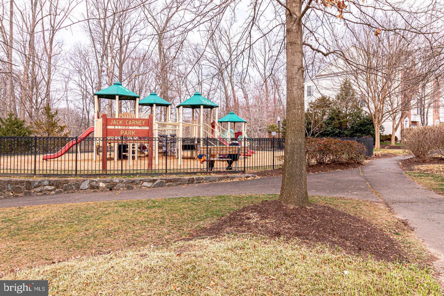 FAIRFAX CENTER LANDBAY - Residential