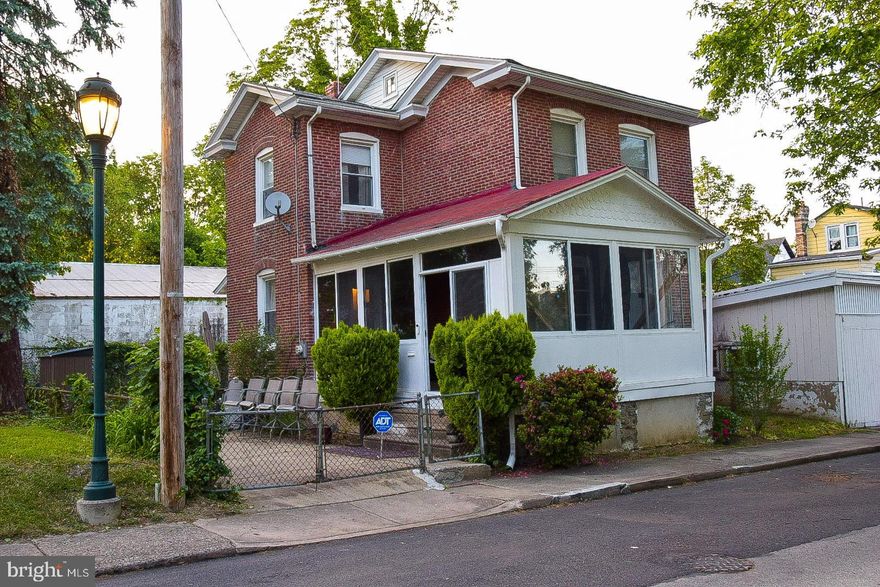 Nice 3-Bedroom, 2-Bathroom single home available in Elkins Park.
The home also includes a finished basement and covered porch.
Property offers a private driveway & backyard.
Close to shopping, restaurants, parks and transportation.