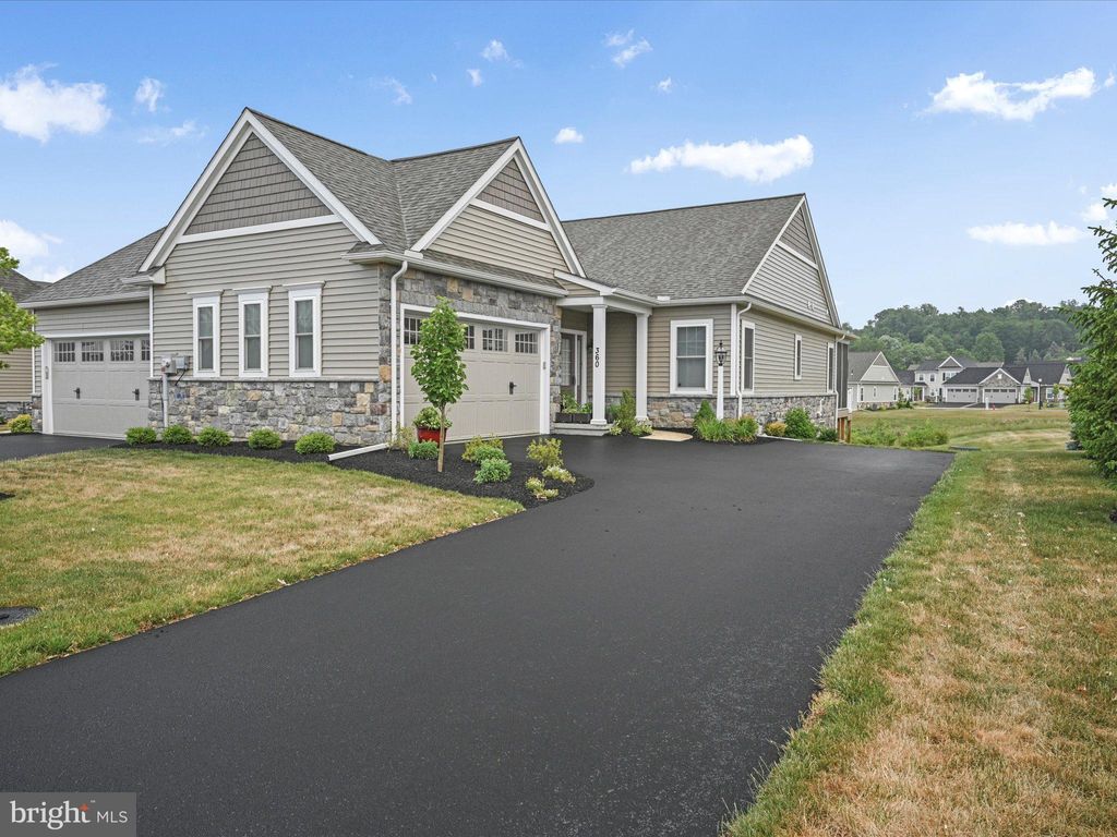 Photo of 360 ENGLISH IVY DR, LITITZ, PA 17543 (MLS # PALA2036076)