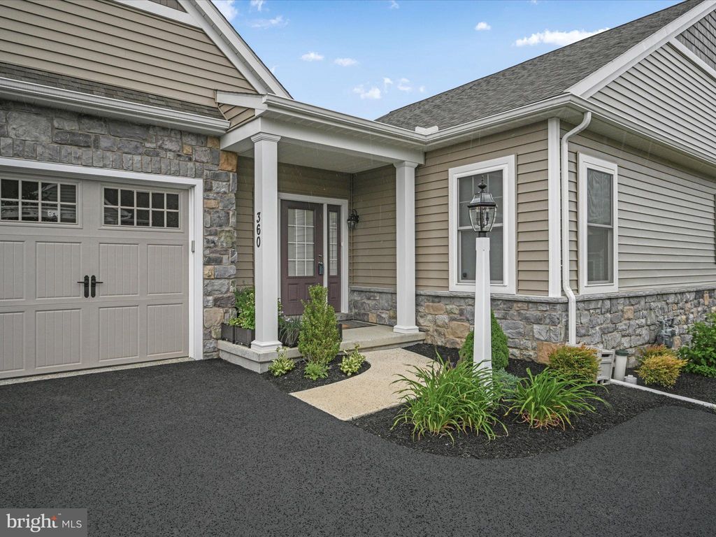 Photo of 360 ENGLISH IVY DR, LITITZ, PA 17543 (MLS # PALA2036076)