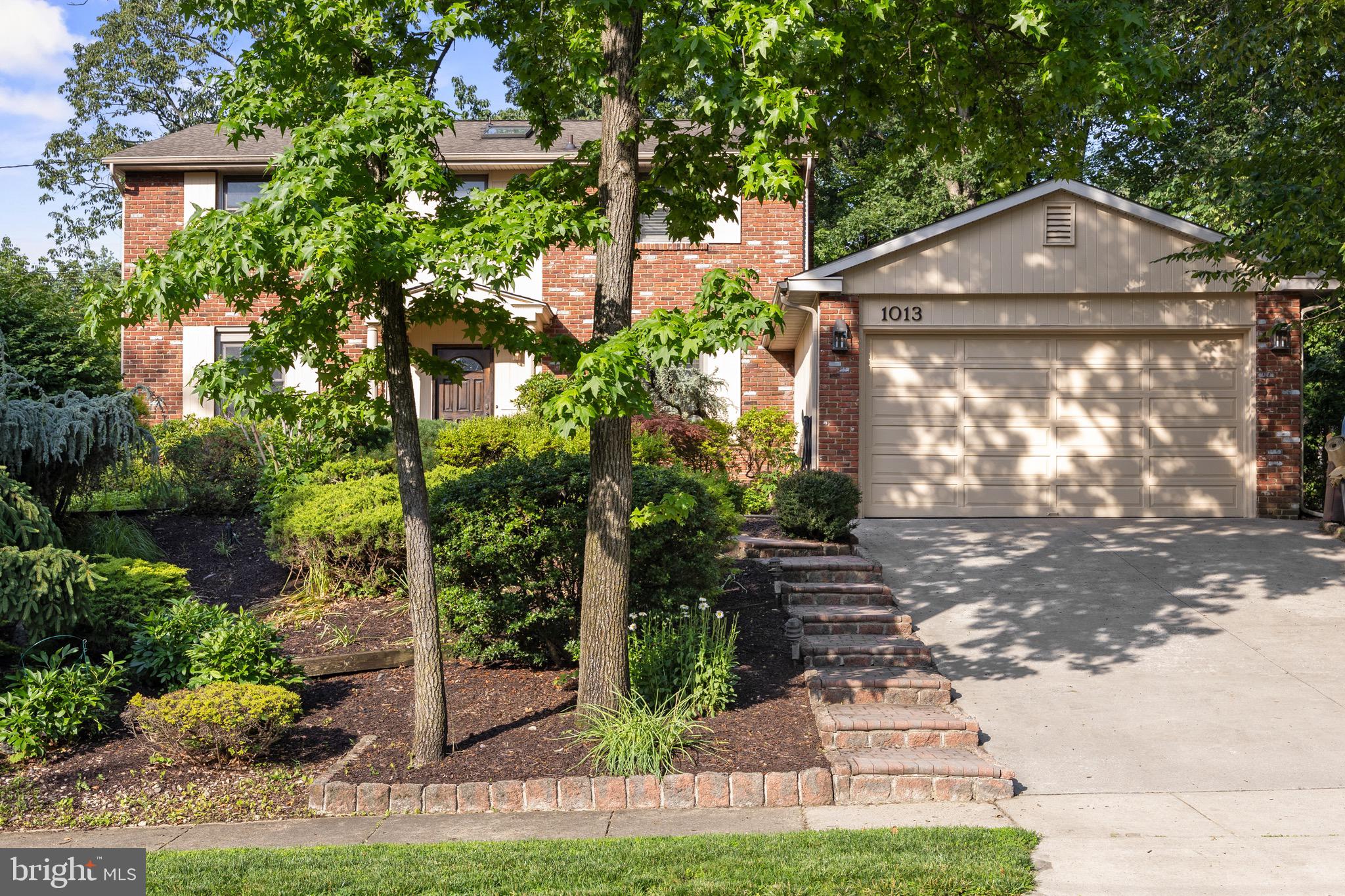1013 SWALLOW DRIVE
