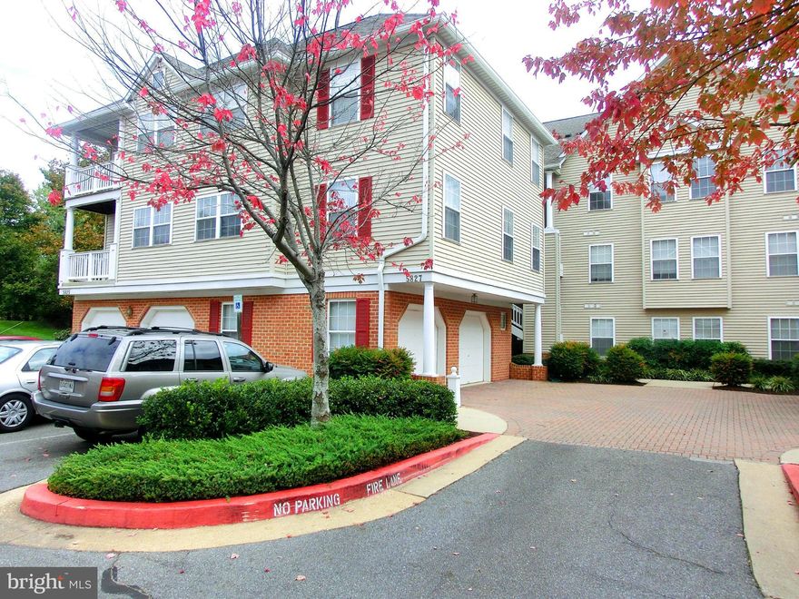 GORGEOUS 3BR/2BATH GARAGE RENTAL IN DOWNTOWN COLUMBIA AVAIL NOW!!! BRIGHT & OPEN FLOOR PLAN*FRESH PAINT THROUGHOUT*GRANITE COUNTERS, SS APPLIANCES,42"CABINETS*CERAMIC FLOORING*GAS FP*MASTER BATH W/ SOAKING TUB/SEP SHOWER & DOUBLE VANITY*FULL SIZE WASHER/DRYER*INSIDE ENTRY GARAGE*PRIVATE TERRACE FOR RELAXING*LOTS OF STORAGE*WALK TO THE MALL,RESTAURANTS,CONCERTS,*EASY ACCESS TO RT.29&32,FT.MEADE/NSA