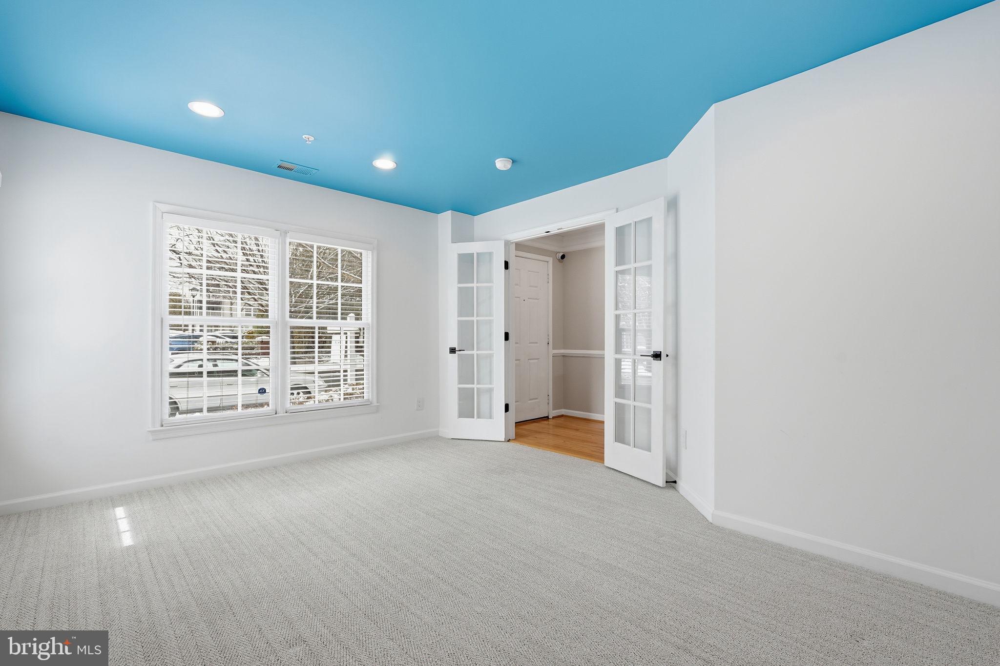 302 FALLSGROVE DRIVE