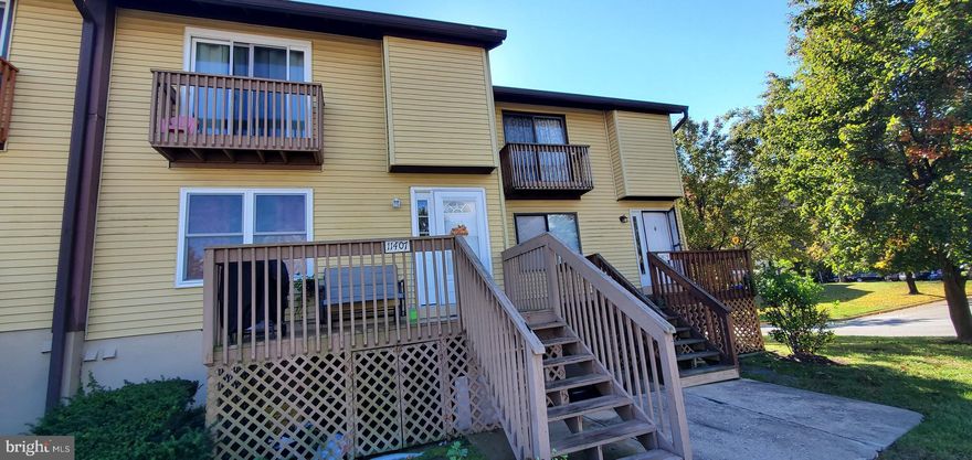 Two level townhome freshly painted in great condition ready to move in.  Featuring 3 bedrooms, 2  bathrooms,  Spacious living room,  kitchen with granite countertops, large dining area with a balcony.   SPACIOUS BEDROOMS with ample closet space.   WASHER AND DRYER IN THE UNIT and plenty of parking.
Walking distance to bus stop, shopping center with plenty of restaurants, supermarkets,
pharmacies, coffee shops, convenience stores, etc.  Tenants are in charge of paying all utilities. 
 
Apply Online   $39.99 application fee.