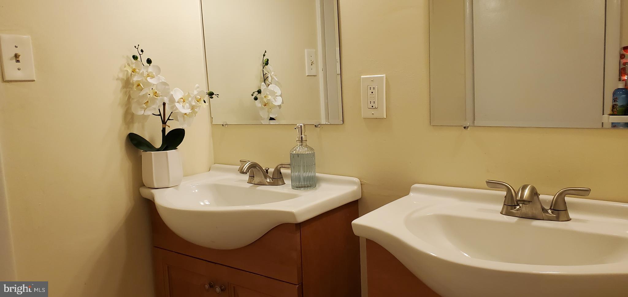 APPLEWALK CONDO - Residential Lease