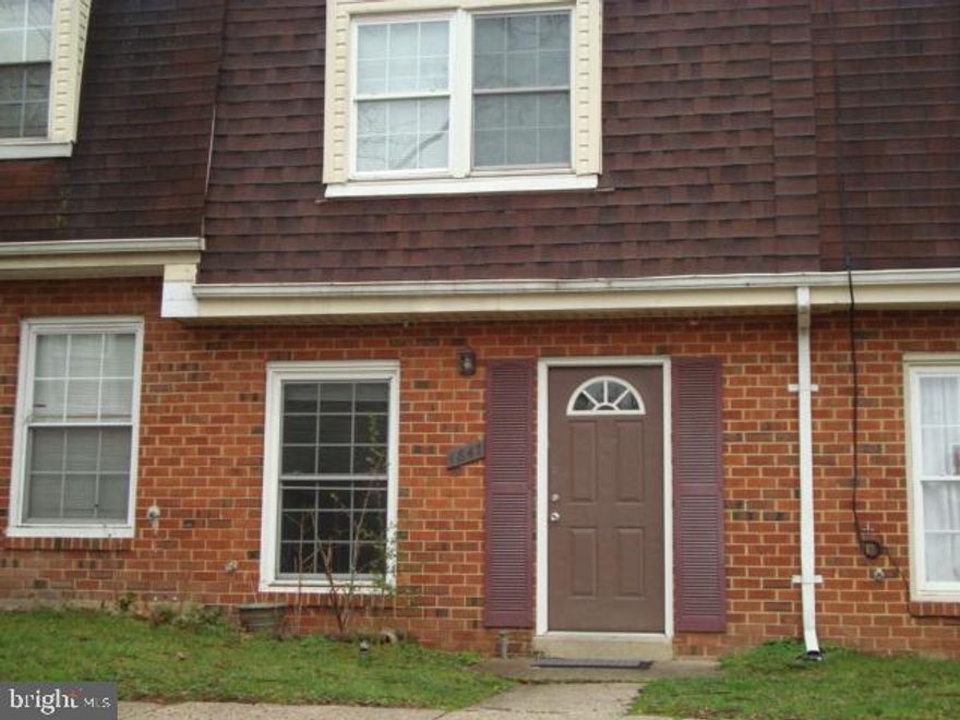 Don't miss this rental opportunity ... Affordable 3 bedrooms & 1.5 baths townhouse ... A spacious updated vinyl flooring and recessed lights in the main floor ... Stainless appliances, tile flooring and eat-in kitchen ... Open space for breakfast / dining table in the kitchen ... Large fenced backyard and patio ... Close to schools and shopping center.