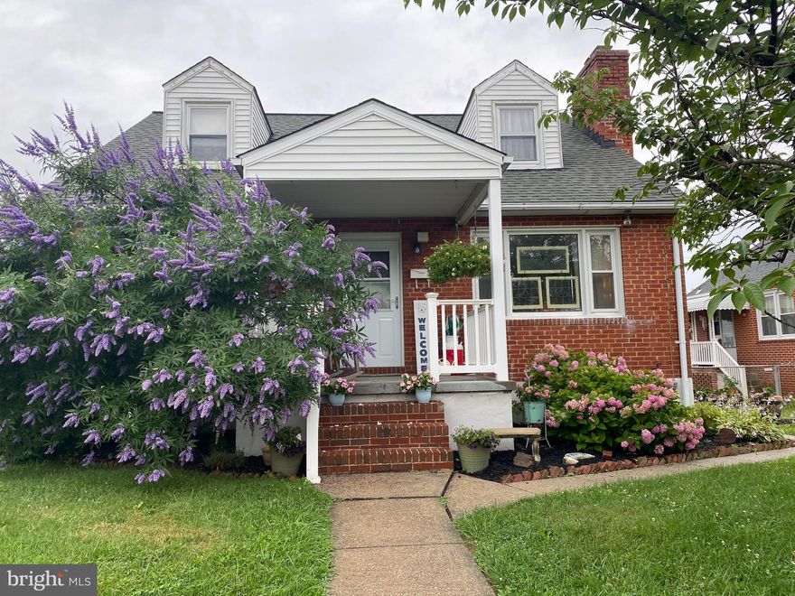 Beautiful 4 bedroom 3 full bath home, hardwood floors through out the home,.  Finished basement with a full bath, den and laundry.  fantastic back yard fully fenced and HUGE convered patio great for summer parties.