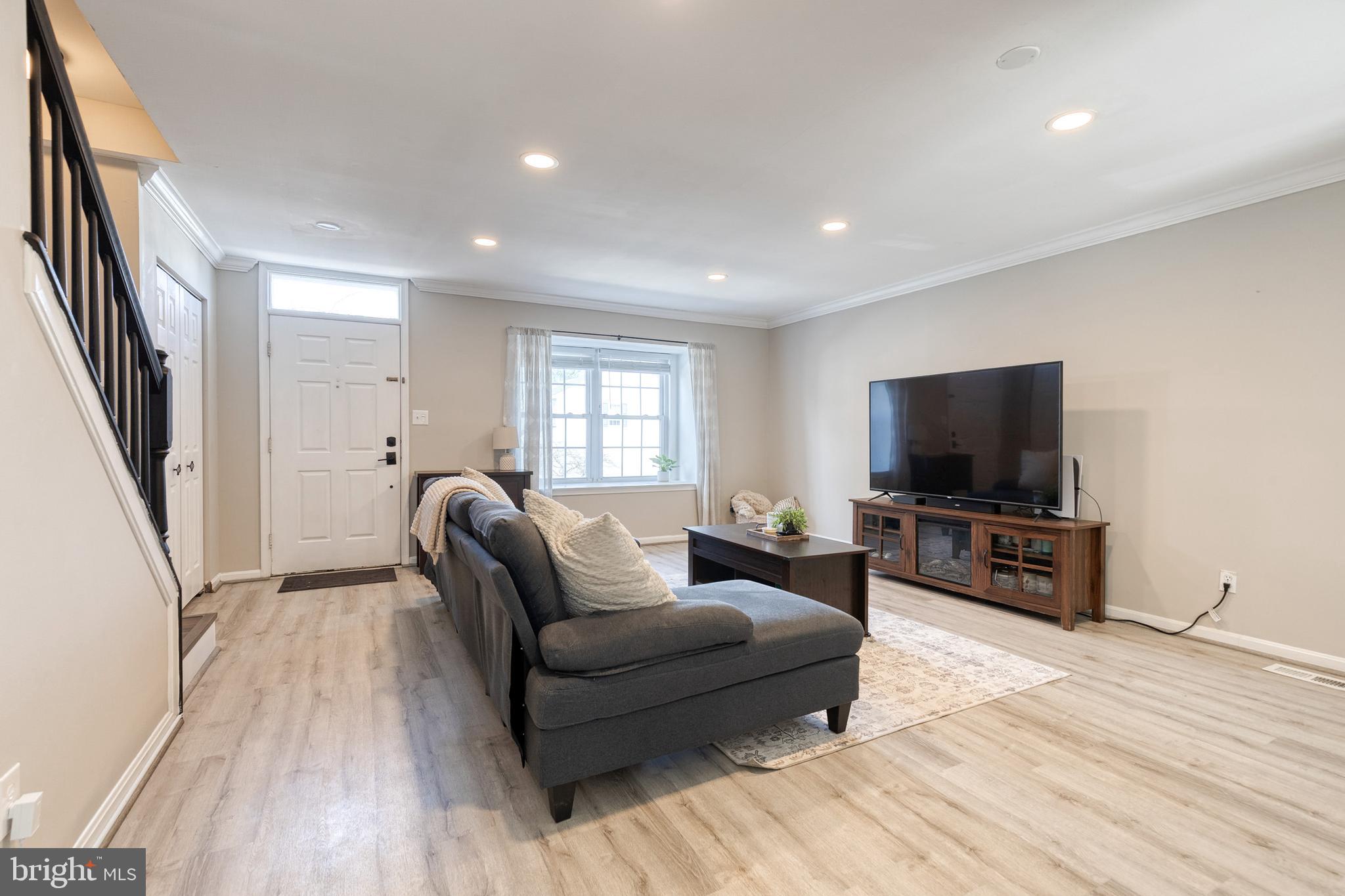 CONSTANT FRIENDSHIP - Residential