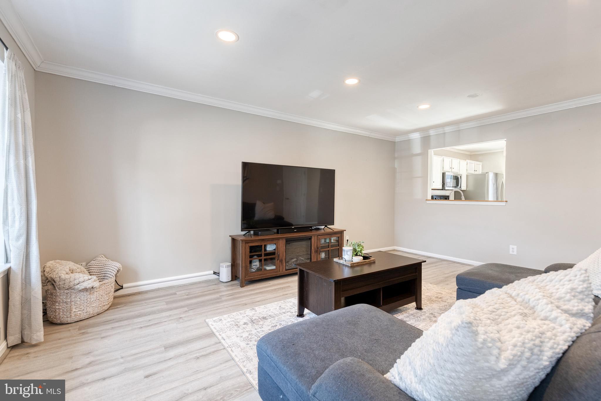 CONSTANT FRIENDSHIP - Residential