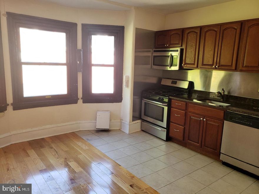 Absolute bargain for a super apartment in a great area. Priced low for a tenant looking to move in asap. Grab it before someone else does.