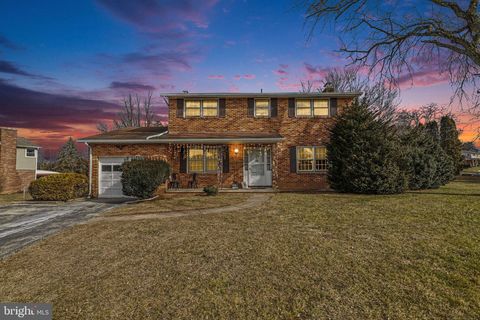 Homes For Sale - 2072 Andover Drive<br/> DOVER, PA 17315