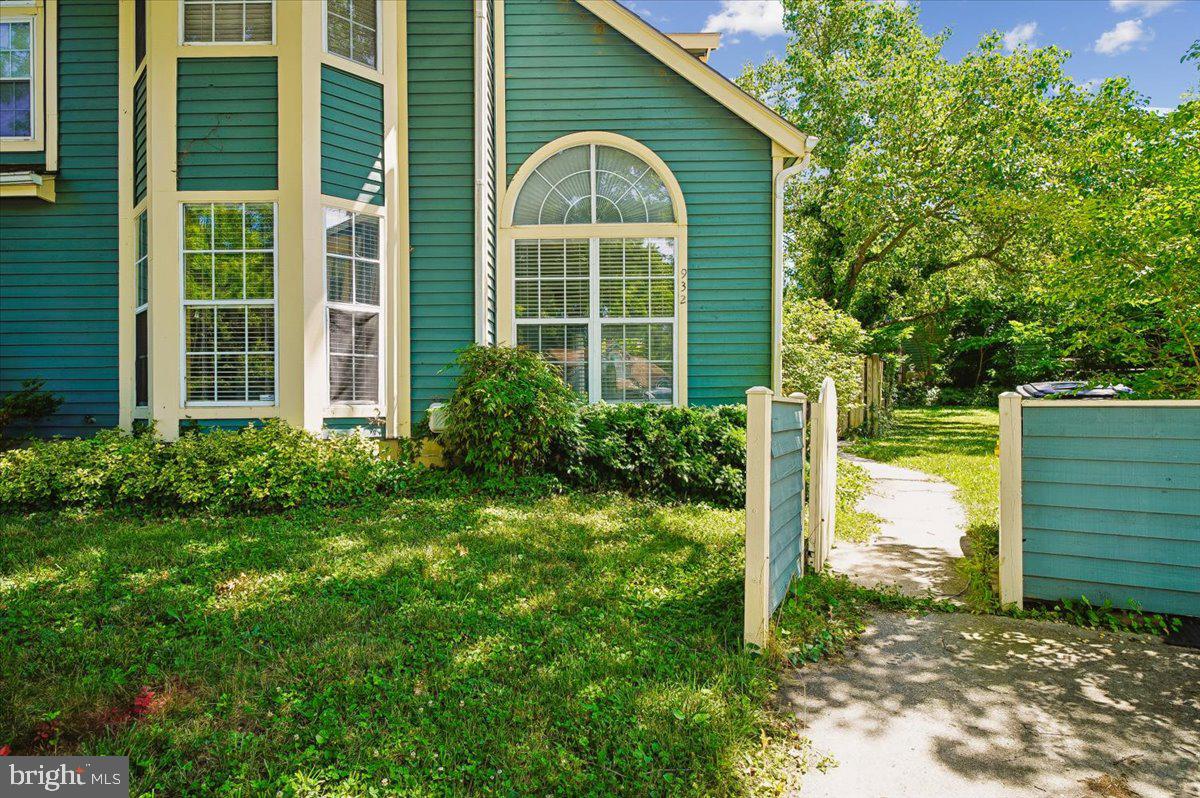 932 YACHTSMAN WAY