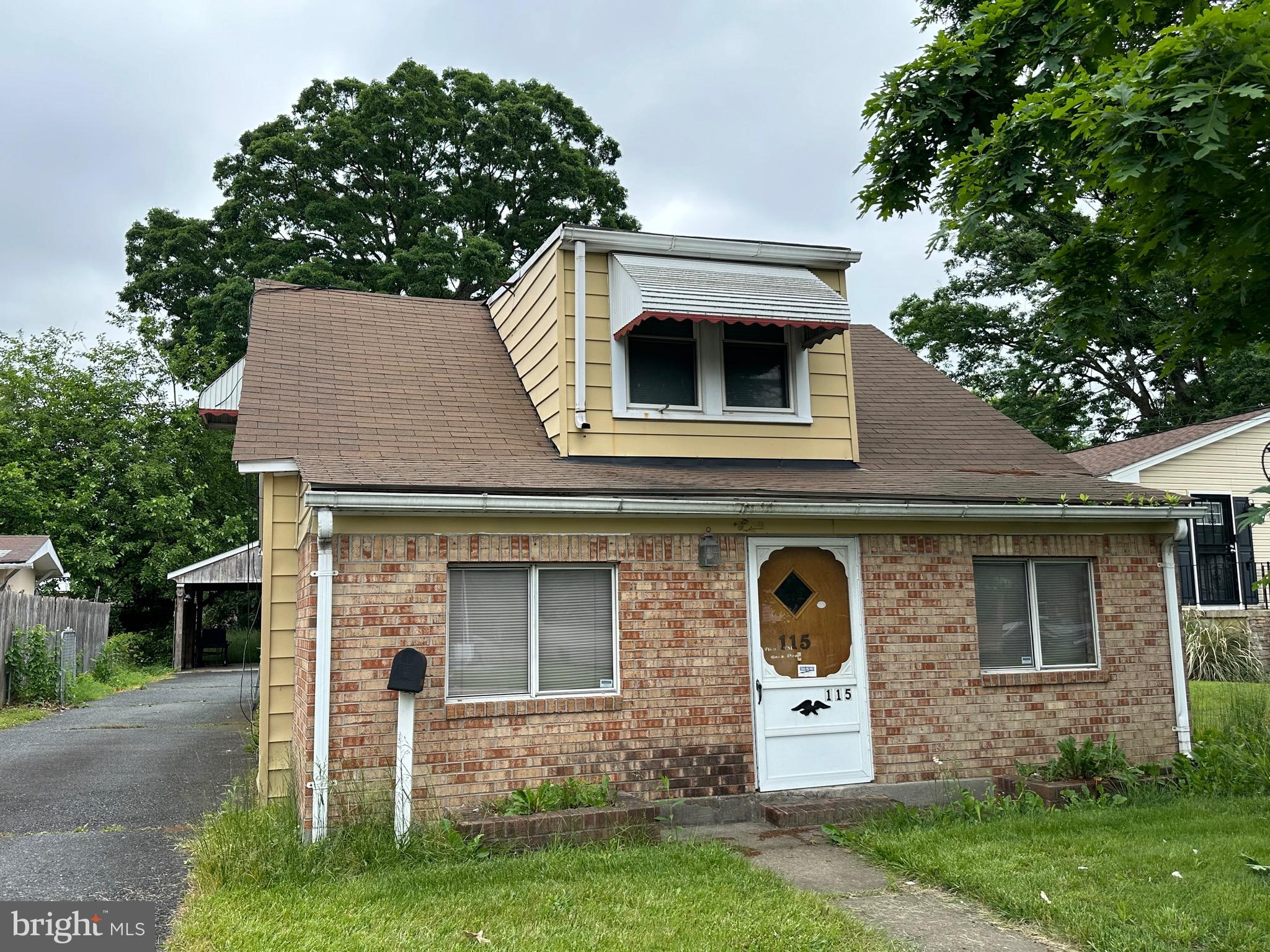 OFFER DEADLINE is MONDAY 2/27 - 6 PM
INVESTOR ALERT -
Bring your contractor and your ideas!