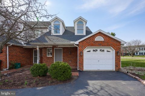 Townhouse For Sale - 100 Pepperton Court<br/> LITITZ, PA 17543