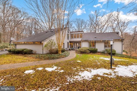 Photo of 5500 Beech Ridge Drive, FAIRFAX, VA 22030 (MLS # VAFX2290716)