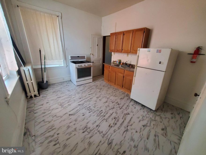 Spacious studio apartment on the 2nd floor with tall ceilings and hardwood flooring in a well-maintained, secure building. 
Rent includes heat, water, sewer, and trash. Tenant pays electric and gas for cooking and hot water.