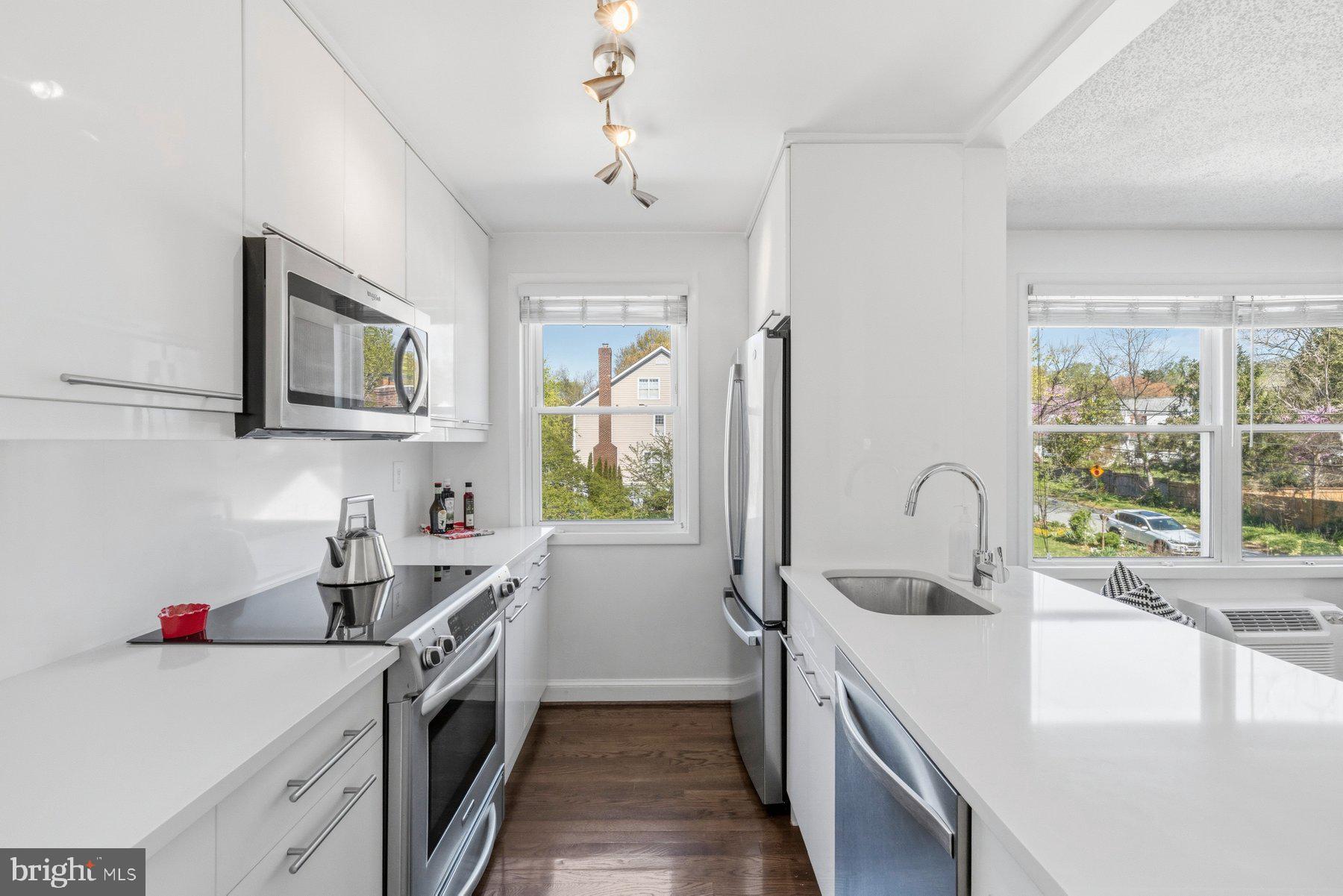 MACARTHUR PARK CONDOMINIUMS - Residential
