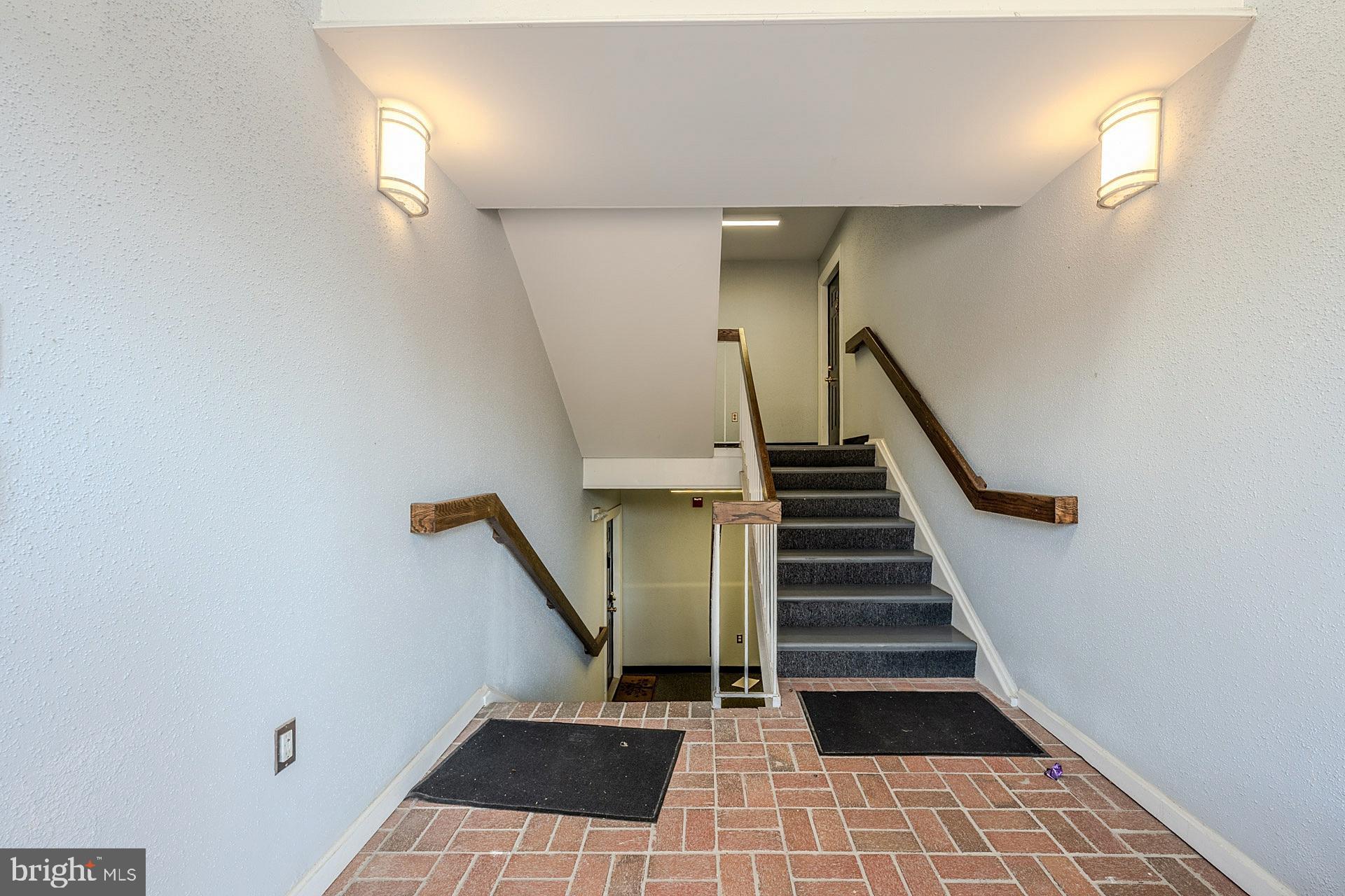 LAKESHORE CONDO - Residential