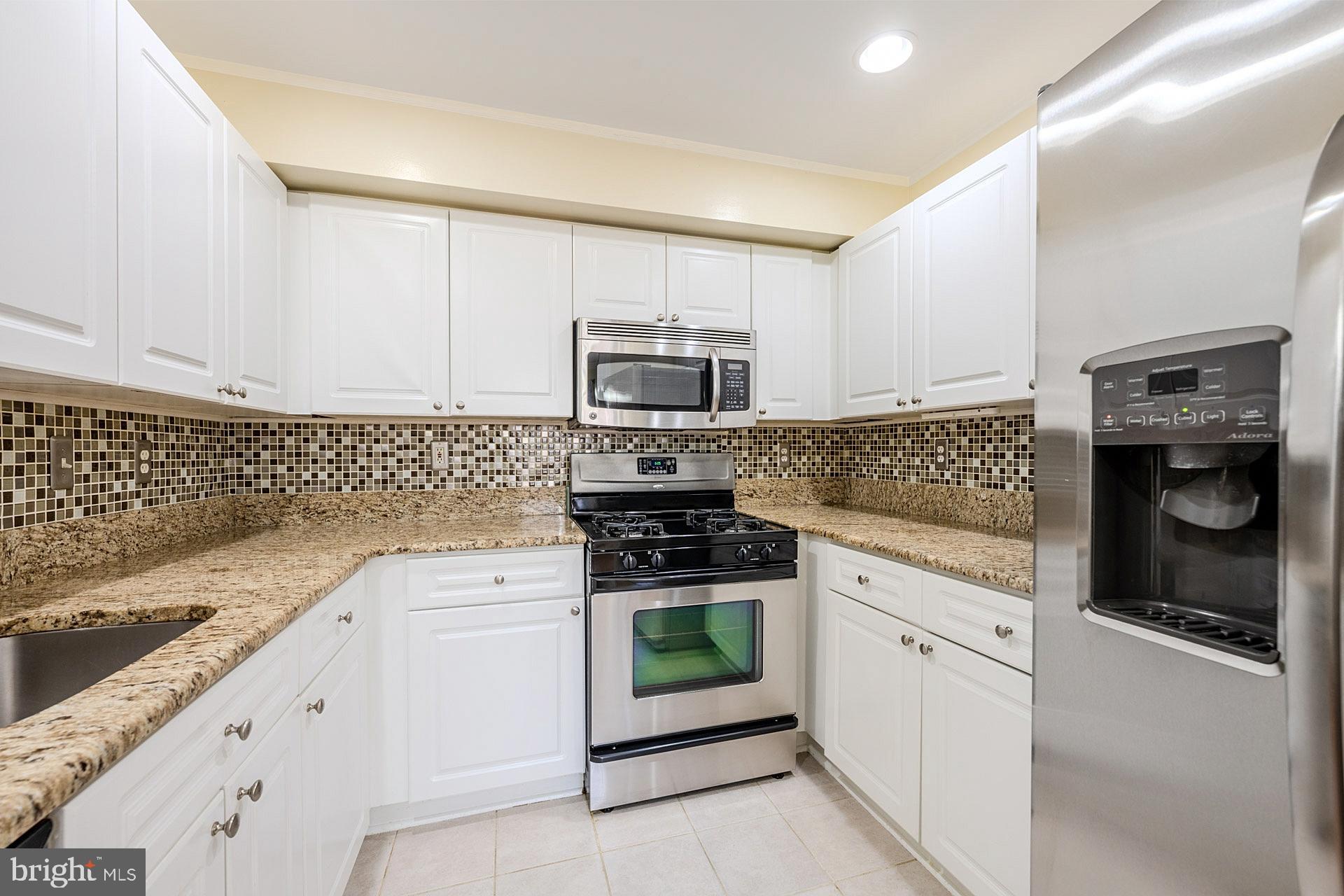 LAKESHORE CONDO - Residential