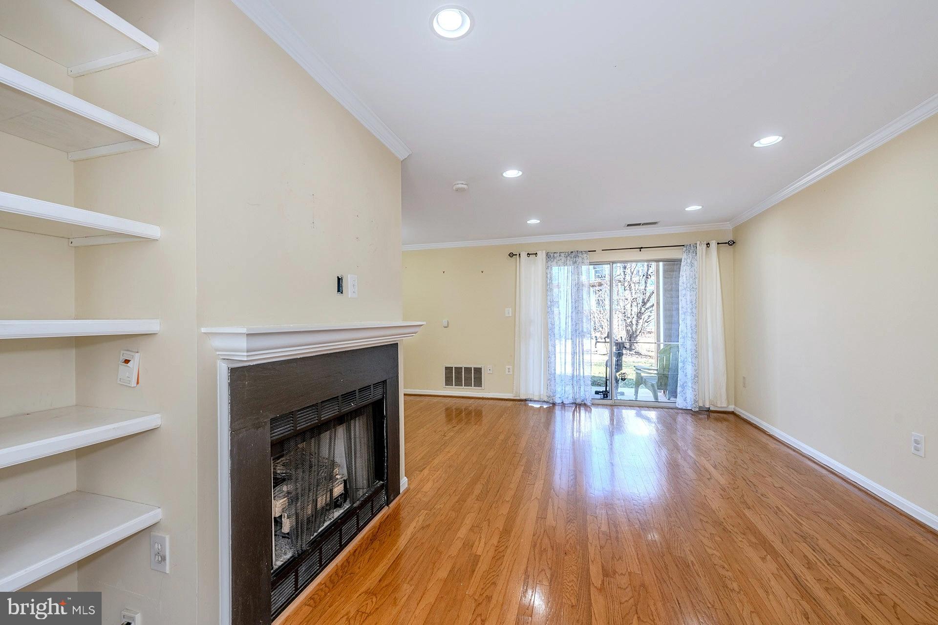 LAKESHORE CONDO - Residential