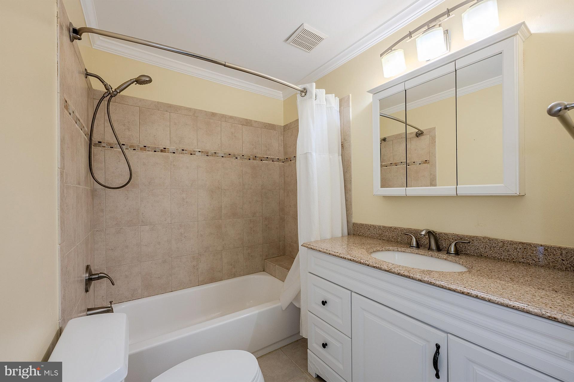 LAKESHORE CONDO - Residential