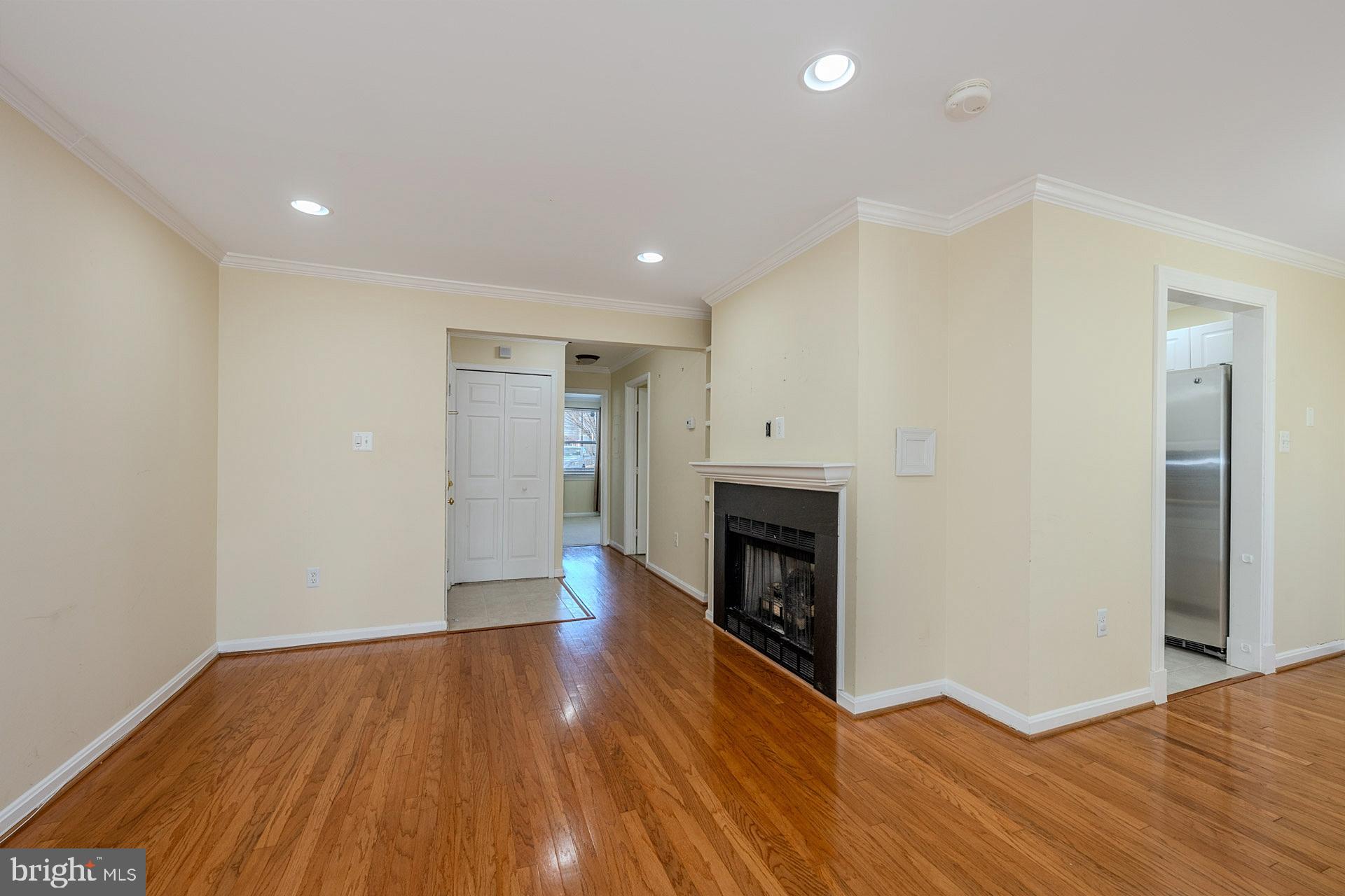 LAKESHORE CONDO - Residential