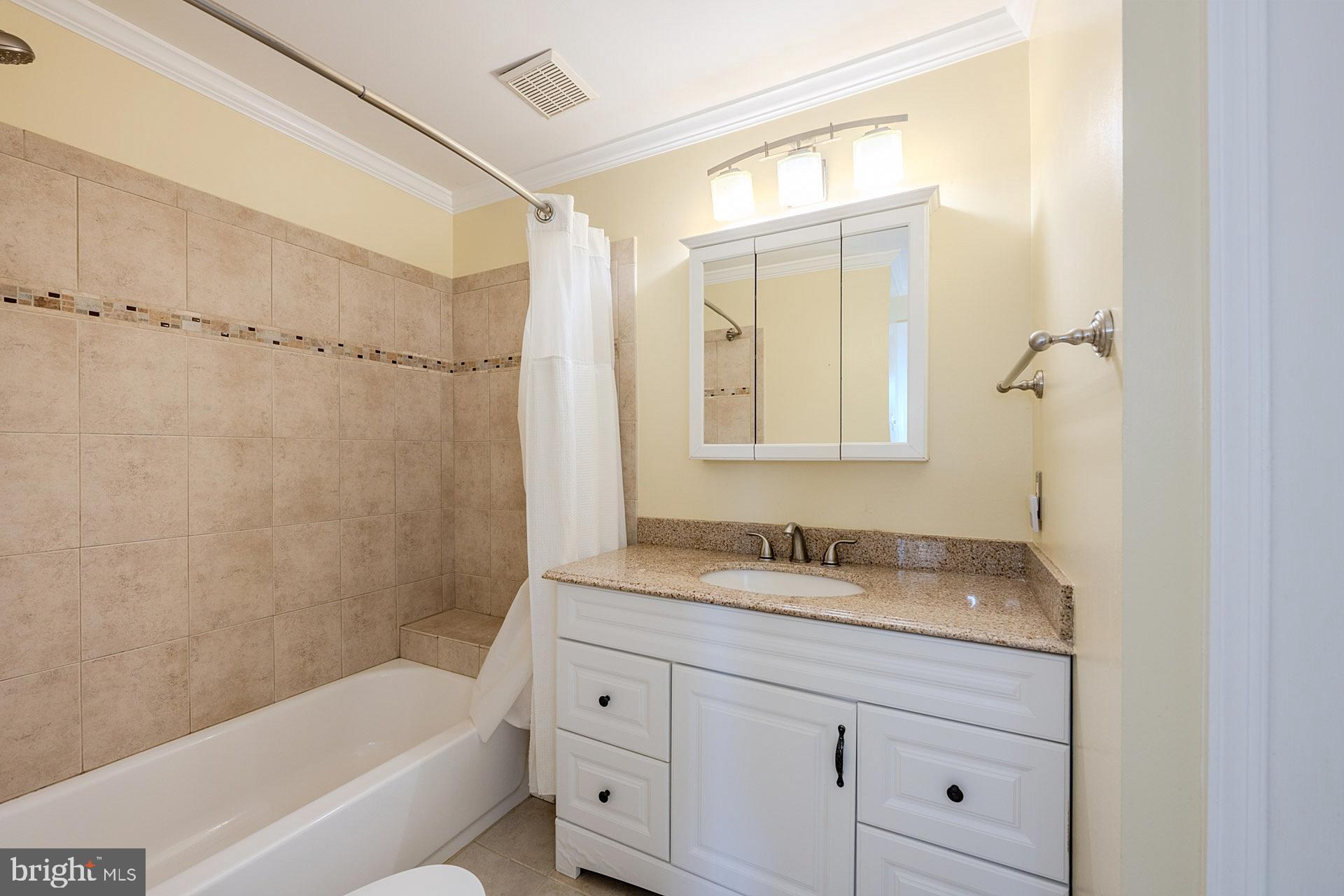 LAKESHORE CONDO - Residential