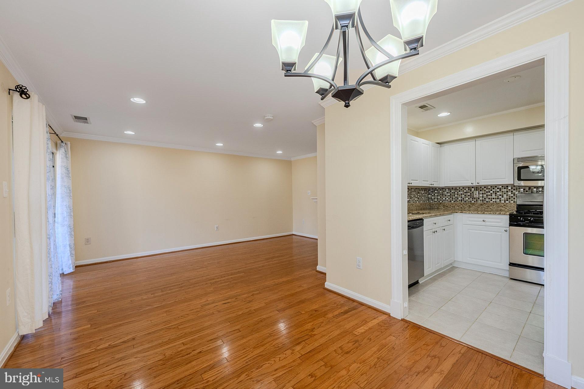 LAKESHORE CONDO - Residential