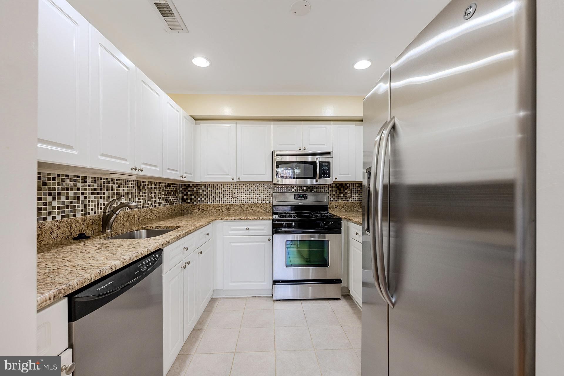 LAKESHORE CONDO - Residential