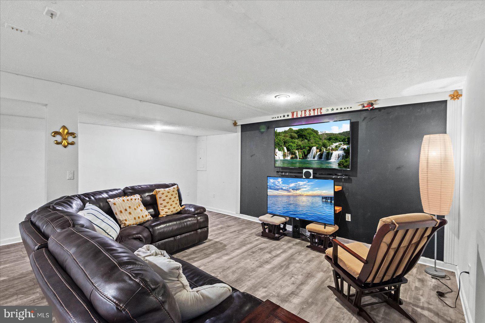 HAMPTON OAKS - Residential