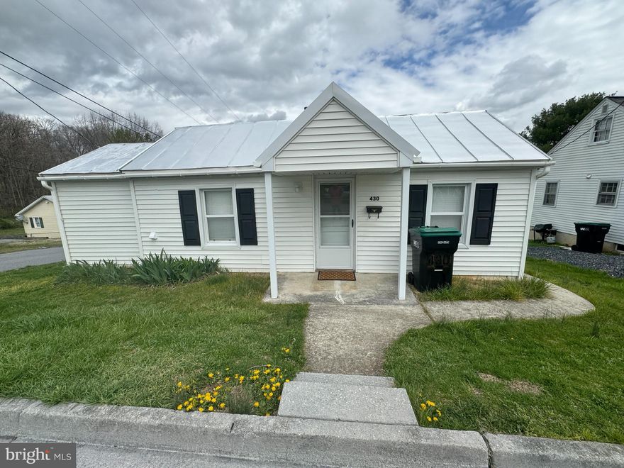 Charming Home in Woodstock for rent. Beautiful Hardwood floors, conveniently located, with a very large lot. A must see.  Available Immediately.

No Pets/No Smoking