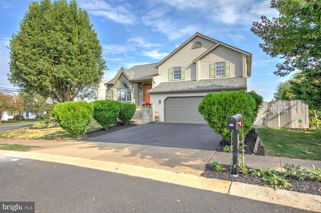 Photo of 534 High Point Drive, DENVER, PA 17517 (MLS # PALA2076630)