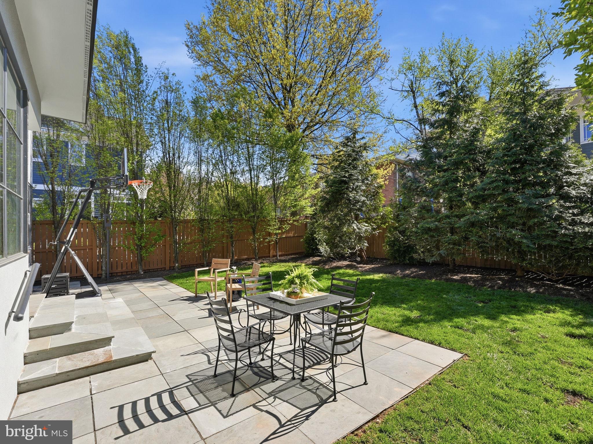 LYON VILLAGE - Residential