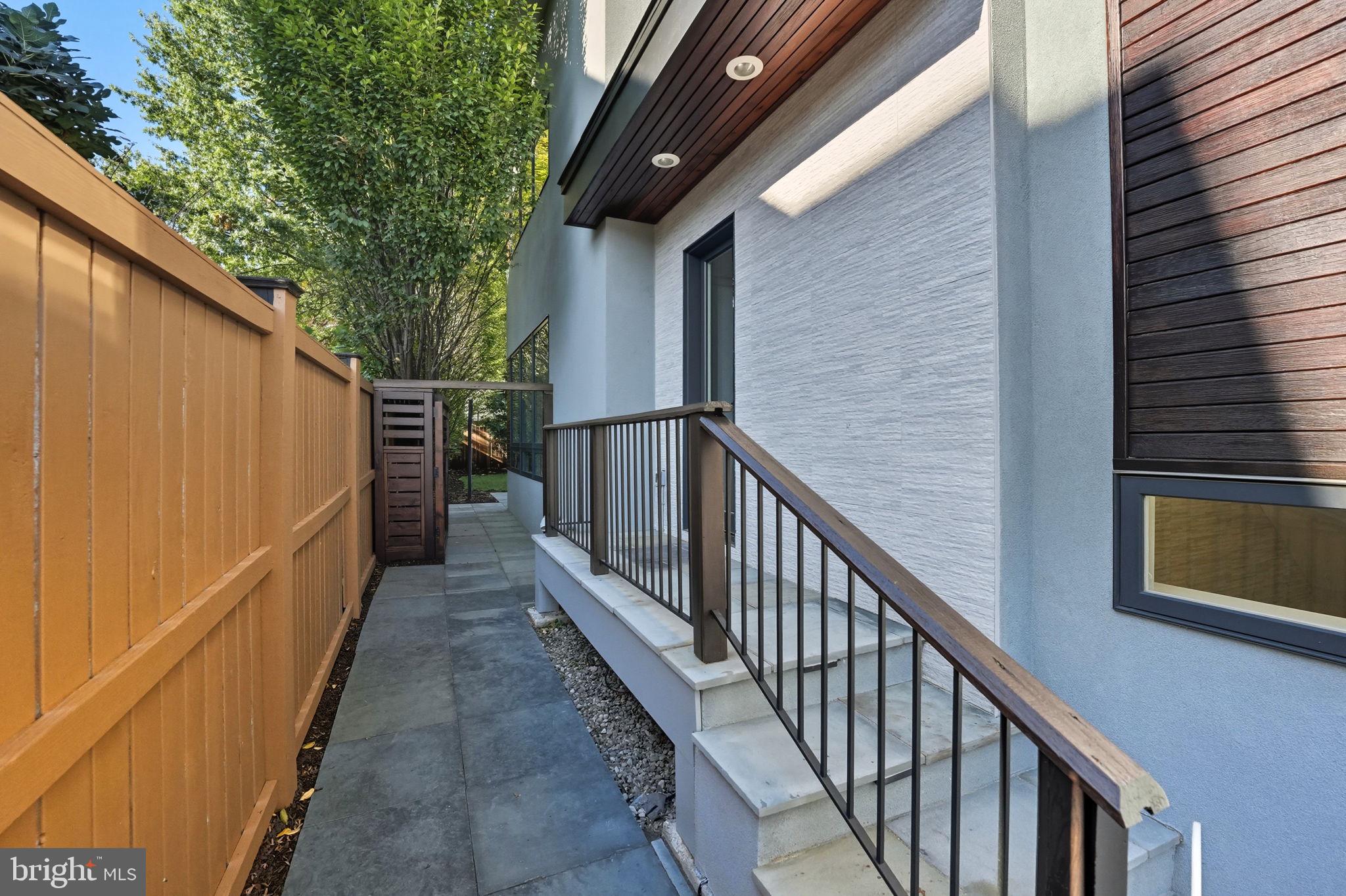 LYON VILLAGE - Residential