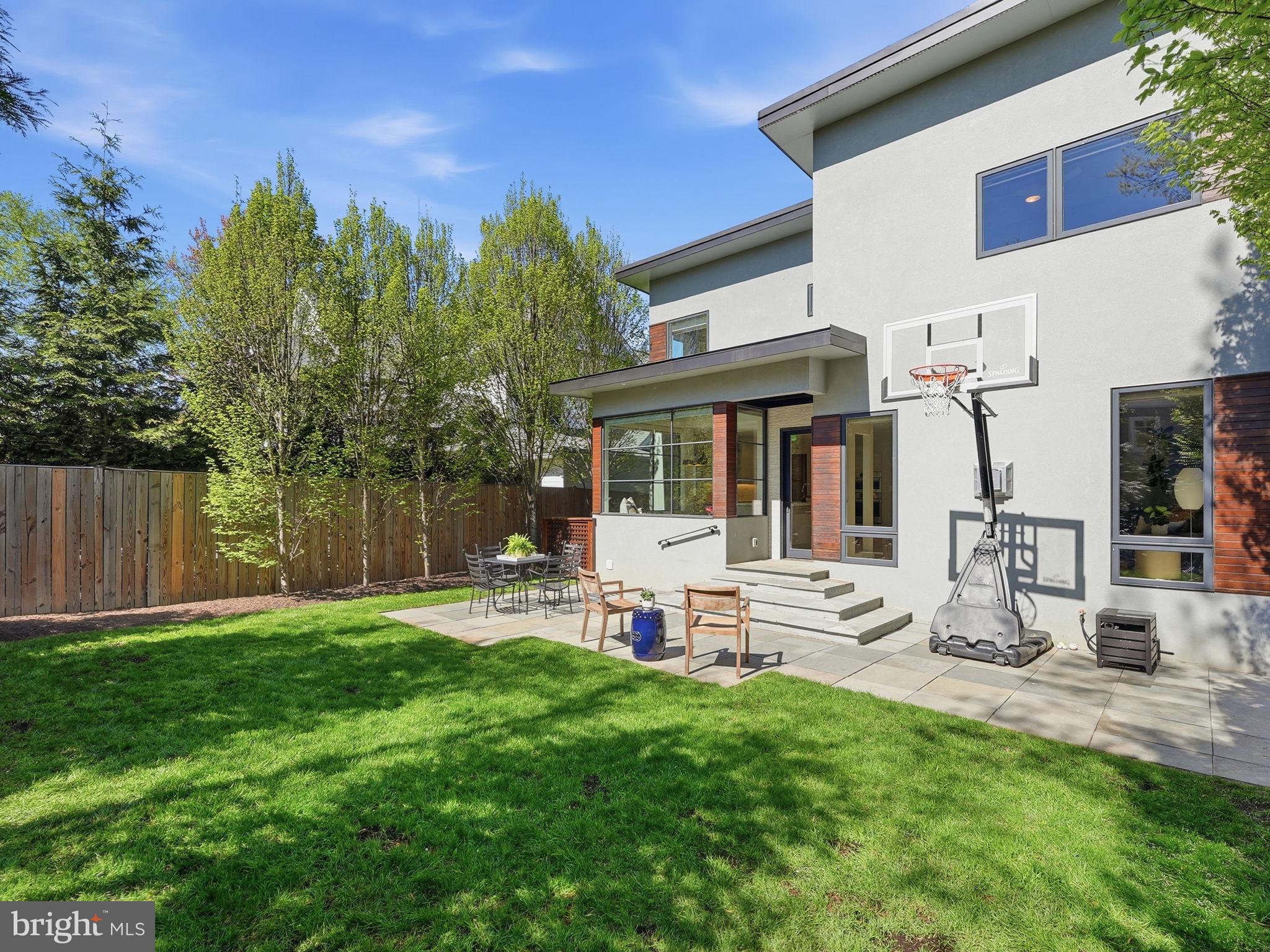 LYON VILLAGE - Residential